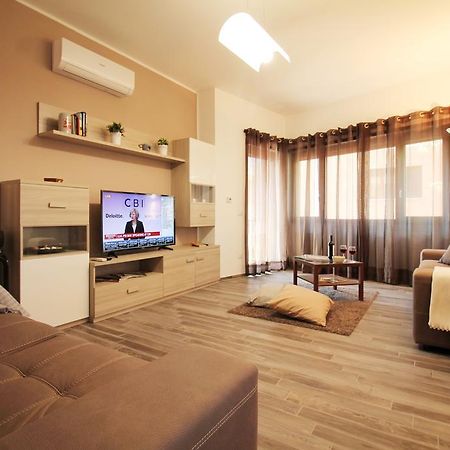 Eur Bright Spacious Terraced Apartment With Private Parking Only For Small Cars 로마 외부 사진