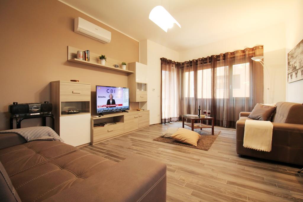 Eur Bright Spacious Terraced Apartment With Private Parking Only For Small Cars 로마 외부 사진