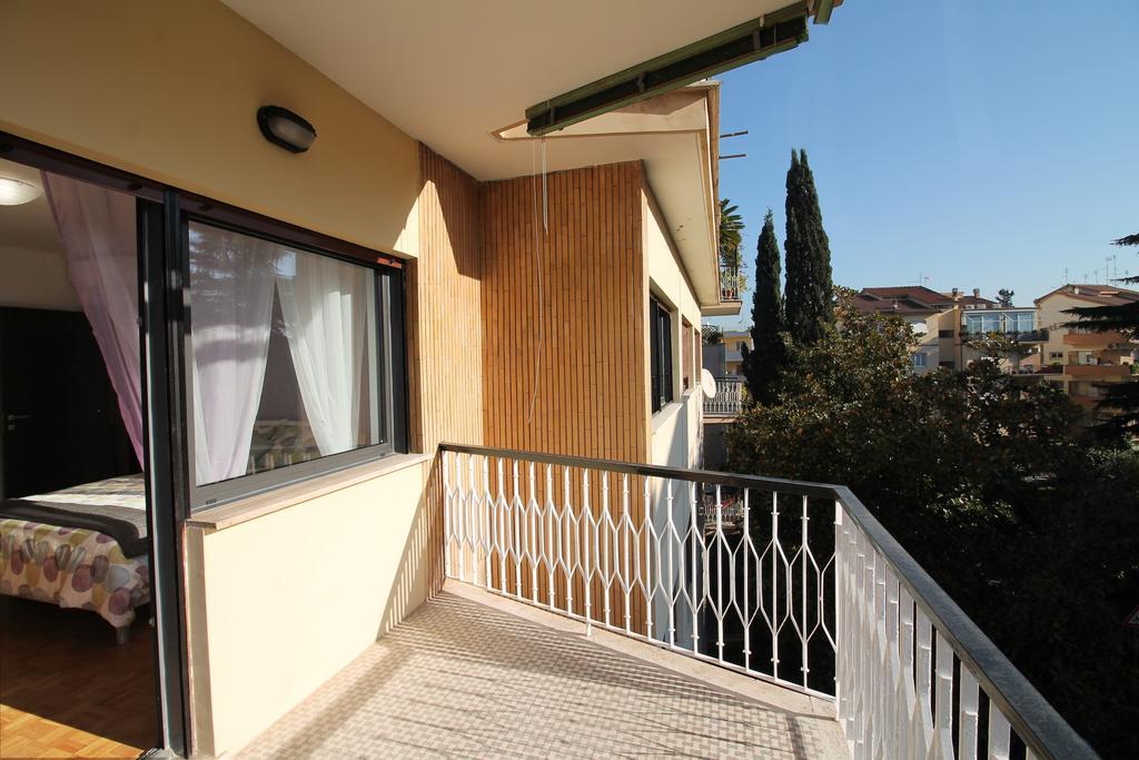 Eur Bright Spacious Terraced Apartment With Private Parking Only For Small Cars 로마 외부 사진
