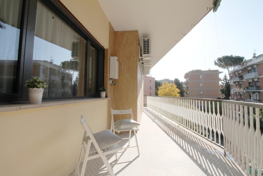 Eur Bright Spacious Terraced Apartment With Private Parking Only For Small Cars 로마 외부 사진