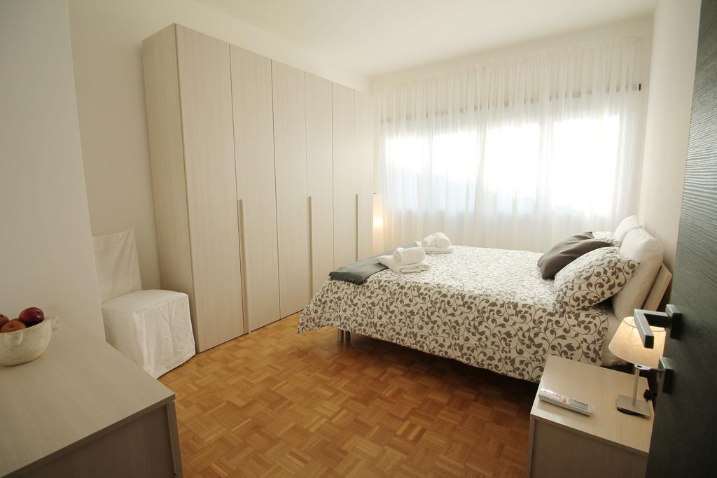 Eur Bright Spacious Terraced Apartment With Private Parking Only For Small Cars 로마 외부 사진